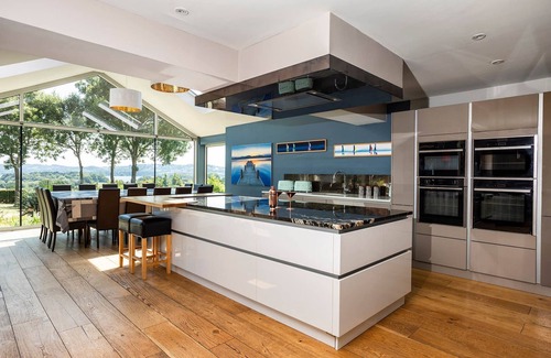 Compton Martin Casa | Kingsley Lake View & Paddocks - A group retreat with hot tubs, sports bars & spectacular lake views