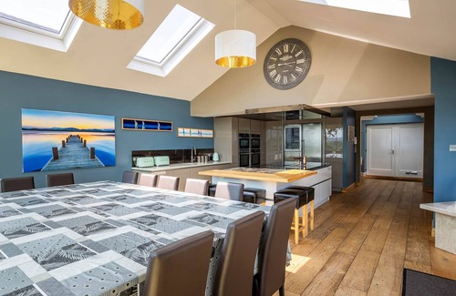 Compton Martin Casa | Kingsley Lake View & Paddocks - A group retreat with hot tubs, sports bars & spectacular lake views