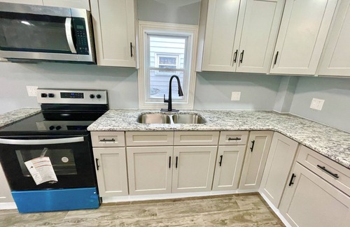 Kingston Apartamento | Kingston Downtown I Firepit 4 TVs & ADA 1st floor w Shower, Laundry, & FirePlace