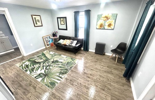Kingston Apartamento | Kingston Downtown I Firepit 4 TVs & ADA 1st floor w Shower, Laundry, & FirePlace