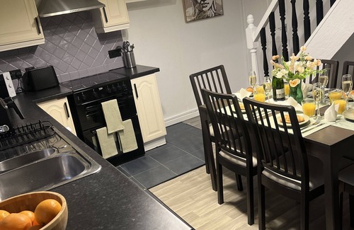 Bolton Casa | *Kingston house/*contractors/* long stays/*discount/*free parking