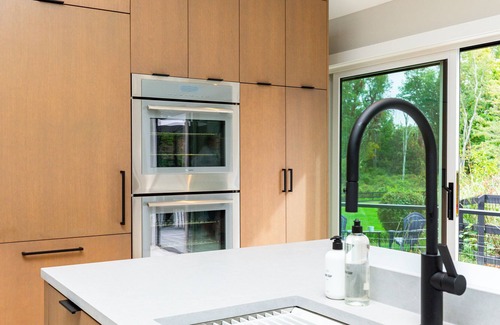 Hurley Casa | Kingston Large Modern w/ Pickleball + HotTub + Pool