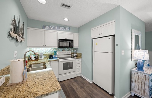 Arcadian Shores Villa | Kingston WHP 18C 1st floor Villa w/pool/beach