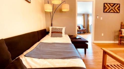 Inner Harbour Apartamento | KingstonStays The Neighbourhood, Expansive loft, free parking