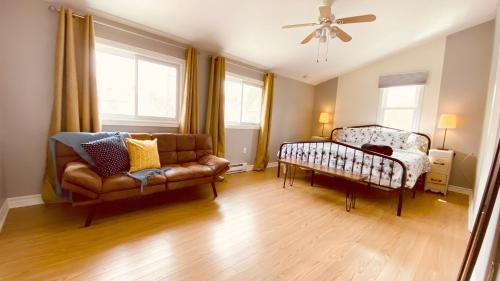 Inner Harbour Apartamento | KingstonStays The Neighbourhood, Expansive loft, free parking