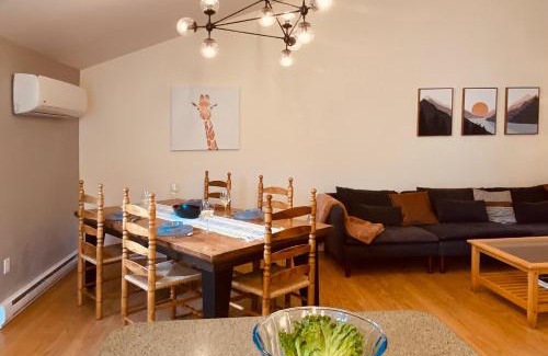 Inner Harbour Apartamento | KingstonStays The Neighbourhood, Expansive loft, free parking