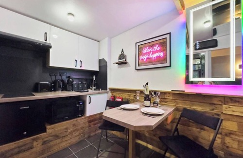 Rhondda Cynon Taff Cabina | Kinky Kabin w/ Hot Tub, Sauna and Rooftop Garden