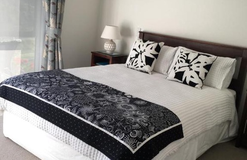 Kinloch Cama Y Desayuno | Kinloch Lake & Golf Views