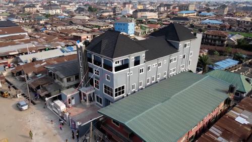 Ajeromi-Ifelodun Hotel | Kinston Villa Hotel and suites
