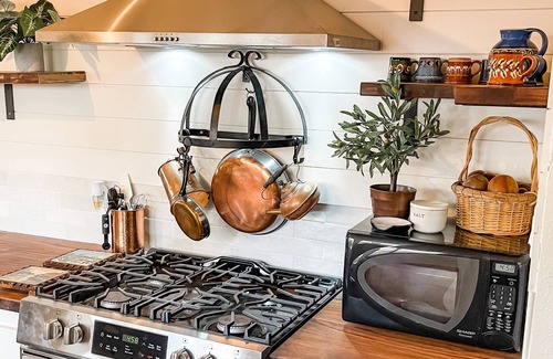 Loomis Cabaña | Kippy’s Cottage- Walk To Everything in Downtown Loomis