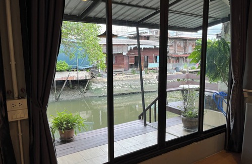 Rat Burana Chalet De Esquí | Kirin Riverside Homestay with 1 bedroom and AC, WiFi in Bangkok
