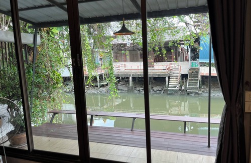 Rat Burana Chalet De Esquí | Kirin Riverside Homestay with 1 bedroom and AC, WiFi in Bangkok