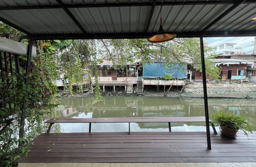 Rat Burana Chalet De Esquí | Kirin Riverside Homestay with 1 bedroom and AC, WiFi in Bangkok