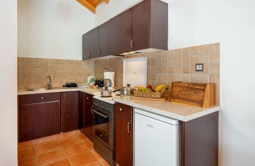 Ieromonachos Casa | Kirki s Cozy Getaway - Paxoi Getaway w Jacuzzi