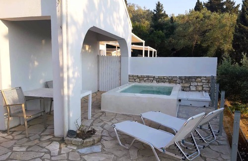 Ieromonachos Casa | Kirki s Cozy Getaway - Paxoi Getaway w Jacuzzi