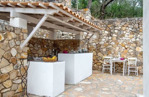 Ieromonachos Casa | Kirki s Cozy Getaway - Paxoi Getaway w Jacuzzi
