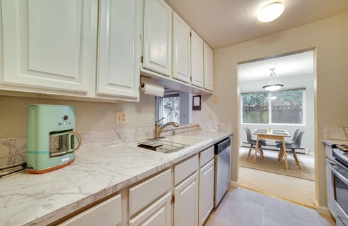 Kirkland Condominio | Cozy Kirkland Condo ~ 11 Mi to Downtown Seattle!