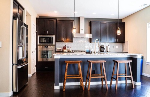 North Rose Hill Casa | Kirkland Luxury Tranquil Retreat 7BR w/ Office