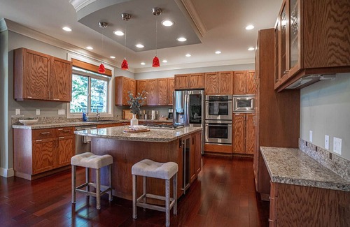 South Juanita Casa | Kirkland's Expansive Custom Built Home Near Juanita