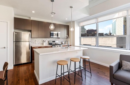 Central Business District Apartamento | Kislak 507 Stunning 2BR with Den Corner Apt Retreat Above the City