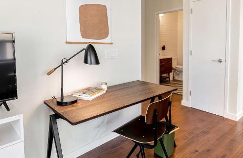 Central Business District Apartamento | Kislak 507 Stunning 2BR with Den Corner Apt Retreat Above the City