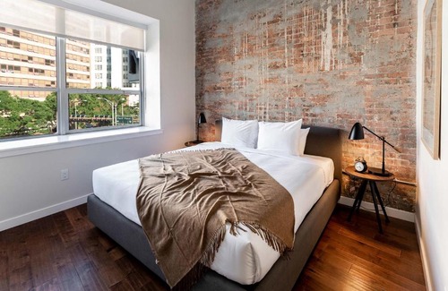Central Business District Apartamento | Kislak 507 Stunning 2BR with Den Corner Apt Retreat Above the City