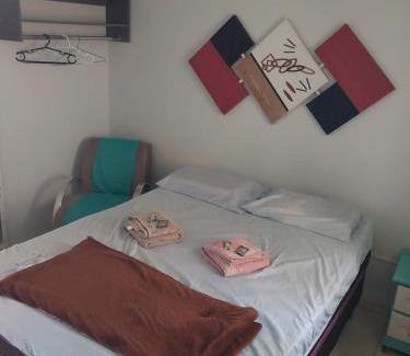 Maringa Apartamento | Kit Net 5 azul cama casal