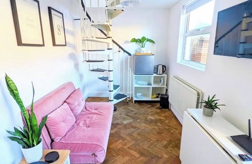 Brixton Hill Casa | Kitchenette studio with Netflix TV and double sofa bed