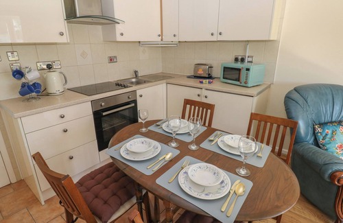 Scurlage Cabaña | KITES - 52 GOWER HOLIDAY VILLAGE, pet friendly in Port Eynon