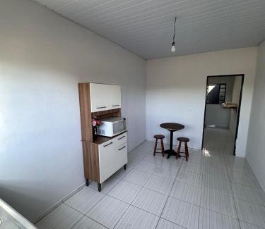 Trindade Casa | kitinete -01 quarto com cama de casal, banheiro privativo
