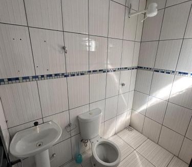 Trindade Casa | kitinete -01 quarto com cama de casal, banheiro privativo
