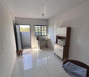 Trindade Casa | kitinete -01 quarto com cama de casal, banheiro privativo