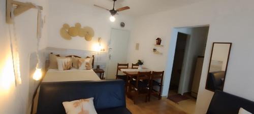 Boqueirao Apartamento | Kitnet Boqueirão - Completa com Wi-fi - 50 mts da praia - perto de tudo no centro comercial