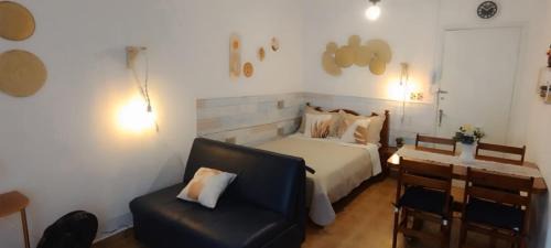 Boqueirao Apartamento | Kitnet Boqueirão - Completa com Wi-fi - 50 mts da praia - perto de tudo no centro comercial