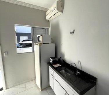 Maringa Apartamento | Kitnet Luz do Mar - 04 com ar condicionado