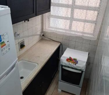 Boqueirao Apartamento | kitnet pé na areia, em frente a praia.