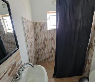 Central Casa | Kitumba Lodge, 1 bed, kitchen & Lounge