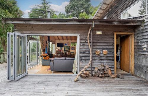 Onemana Casa | Kiwi Charmer - Onemana Holiday Home