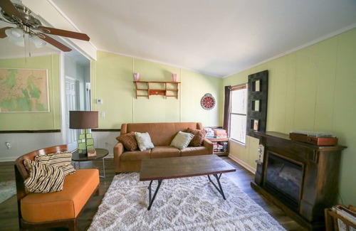 Ranger Cabina | 'Kiwi Creek' Nostalgic Retreat- Wifi, VHS Collection, Vinyl Records, Board Games