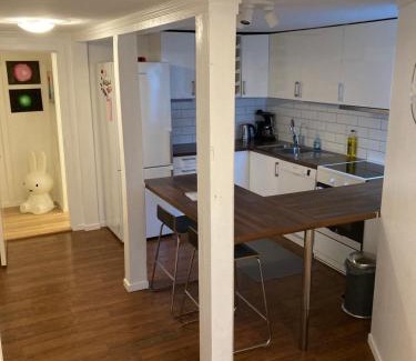 Bergenhus Apartamento | Kjellerleilighet - nært Haukeland sykehus.