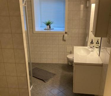 Bergenhus Apartamento | Kjellerleilighet - nært Haukeland sykehus.