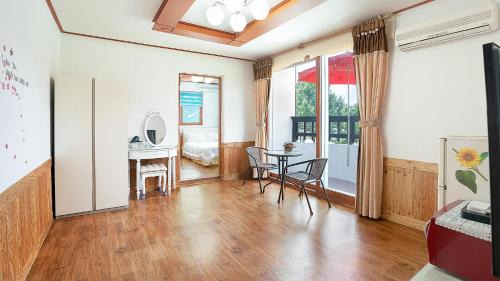 Chaphwa-gol Casa | Kkotjipureunsol Pension