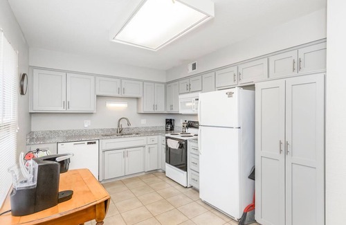 Lenexa Casa | KKQ Comfy Beds, TVs all Bedrooms/Backs to 52 acre Park/Walking Trails/Ez HiWay