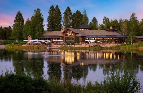 Sunriver Casa | Klamath by AvantStay Premier Lakeside Cabin w Spa Fire Pit Lake Views