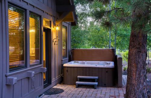 Sunriver Casa | Klamath by AvantStay Premier Lakeside Cabin w Spa Fire Pit Lake Views