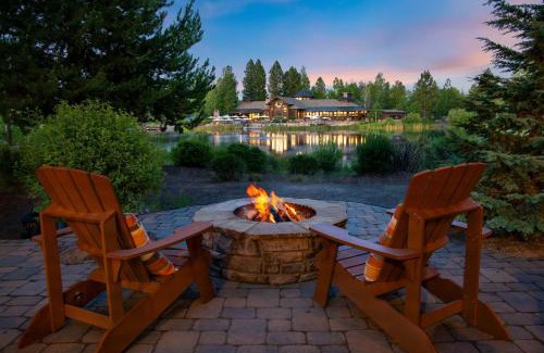 Sunriver Casa | Klamath by AvantStay Premier Lakeside Cabin w Spa Fire Pit Lake Views