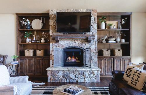 Sunriver Casa | Klamath by AvantStay Premier Lakeside Cabin w Spa Fire Pit Lake Views