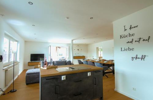 Niedershausen Apartamento | Kleeoase - Luxus Apartment- Jacuzzi - Dachterrasse - Kochinsel - See in 10 min