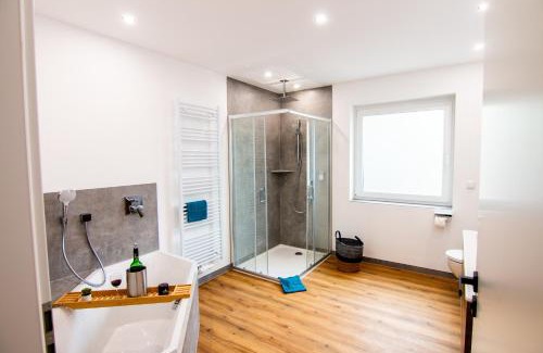 Niedershausen Apartamento | Kleeoase - Luxus Apartment- Jacuzzi - Dachterrasse - Kochinsel - See in 10 min