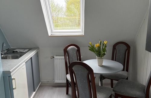 Butjadingen Apartamento | Kleine Ferienwohnung , Direkt am Deich und Hafen von Eckwarden mit Gartennutzung
